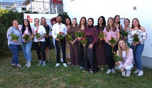 Gruppenfoto vom Absolventenjahrgang der Berufsfachschule für Pflege vor dem Schulgebäude